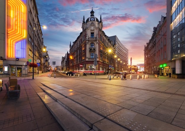 Czy w Katowicach nie będą świeciły latarnie na ulicach? Miasto przygotowuje plan oszczędności /Shutterstock