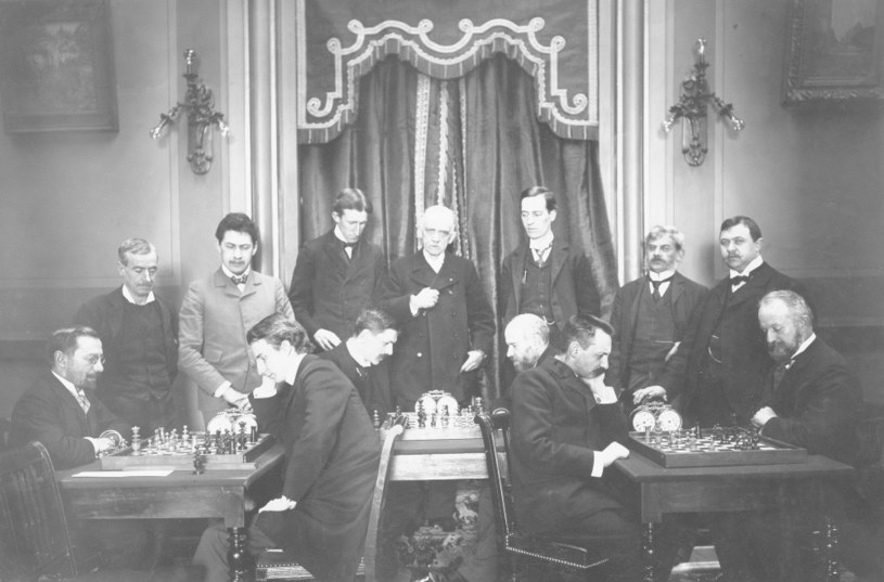 Czy w pojedynku faktycznie mógł uczestniczyć sam mistrz Maróczy? Na zdjęciu wykonanym około 1900 r. widzimy go przy środkowej szachownicy /Getty Images