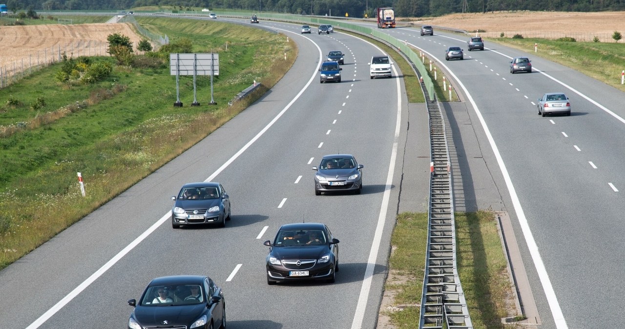 Czy w Polsce można wyprzedzać na autostradzie z prawej strony? /Wojciech Strozyk/ /Reporter