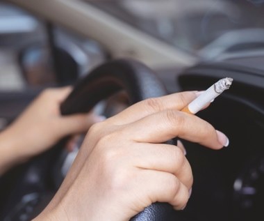 Czy w samochodzie wolno palić? Niekiedy grozi za to mandat 