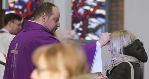 Czy w Środę Popielcową musisz być w kościele? I co z tym postem?