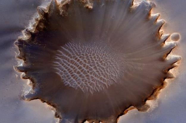 Czy w takich marsjańskich kraterach mogło istenieć życie?  Fot. NASA /materiały prasowe