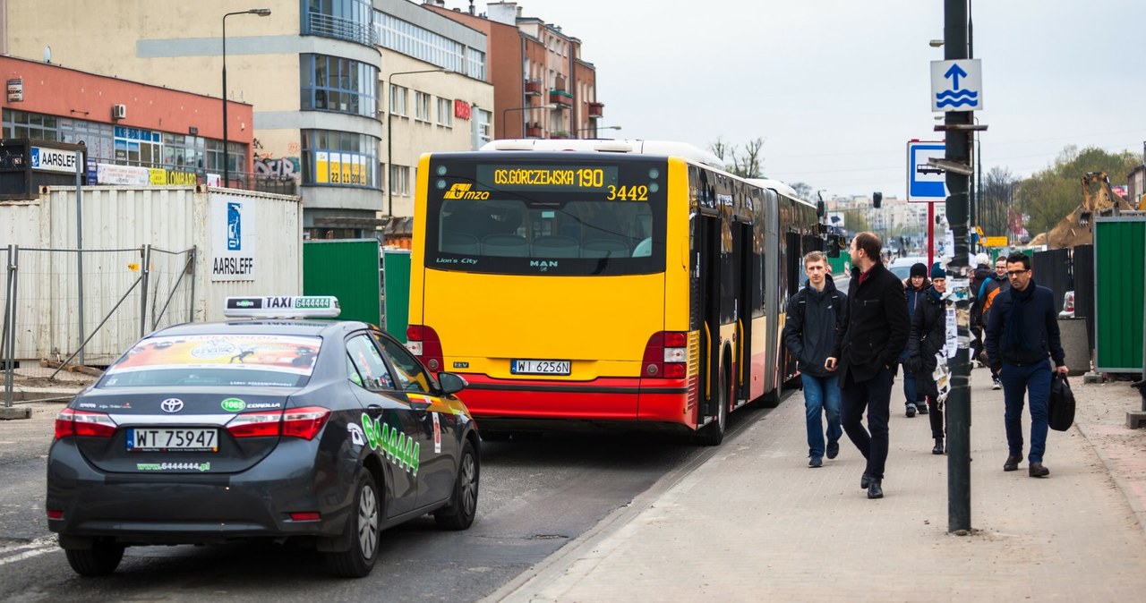 Czy w takiej sytuacji kierowca osobówki może wyprzedzić autobus pomimo ciągłej linii? /Adam Burakowski /Reporter