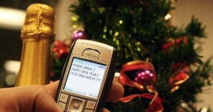 Czy w tym roku padnie kolejny świąteczny rekord SMS-owy /AFP