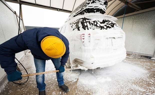 Czy warto myć samochód zimą? Poznaj najważniejsze zasady i uniknij drogich napraw
