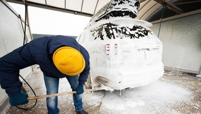Czy warto myć samochód zimą? Poznaj najważniejsze zasady i uniknij drogich napraw