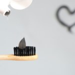 wybielanie zębów Czy węgiel aktywny pomoże na przebarwienia z kawy i herbaty? Wypróbuj domową pastę