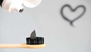 Czy węgiel aktywny pomoże na przebarwienia z kawy i herbaty? Wypróbuj domową pastę