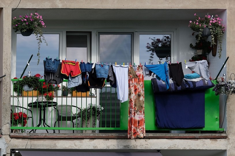 Czy wiedziałeś, że za suszenie prania na balkonie możesz dostać mandat? /Pixel