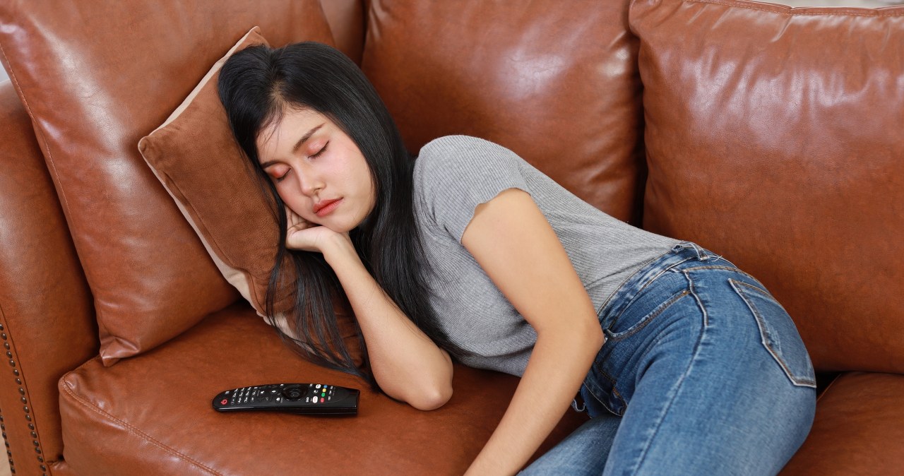 Czy wiesz, które znaki zodiaku są najbardziej leniwe? Po pracy najchętniej tylko leżałyby już na kanapie /Pixel