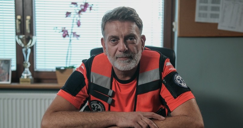 Czy Wiktor (Wojciech Kuliński) zgodzi się, by pies-bohater został w bazie? /Źródło: AIM