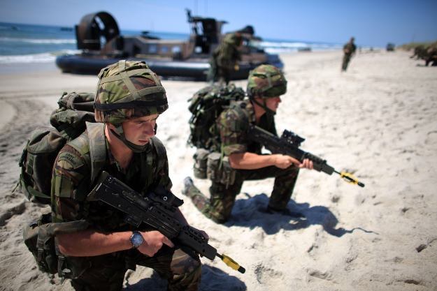 Czy wirtualne szkolenia zastąpią brytyjskiej armii prawdziwy poligon? /AFP