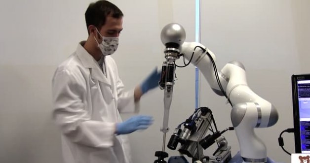 Czy wkrótce roboty zastąpią chirurgów? /materiały prasowe