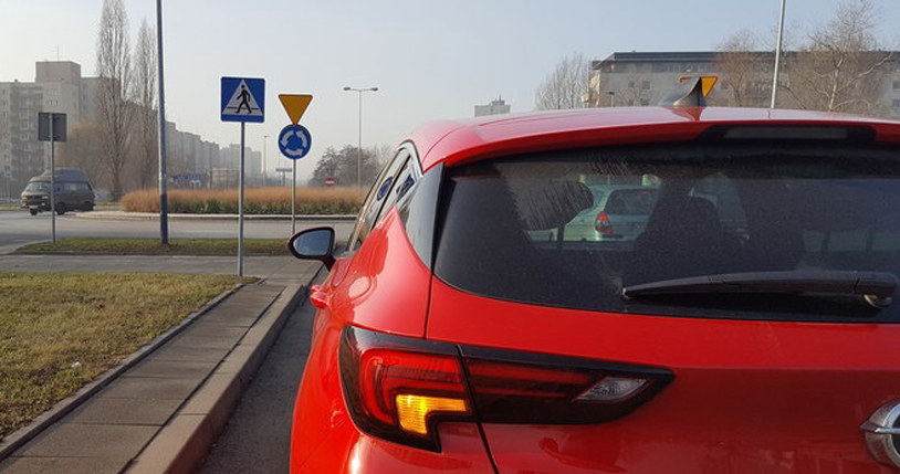 Czy włączać kierunkowskaz na rondzie /INTERIA.PL