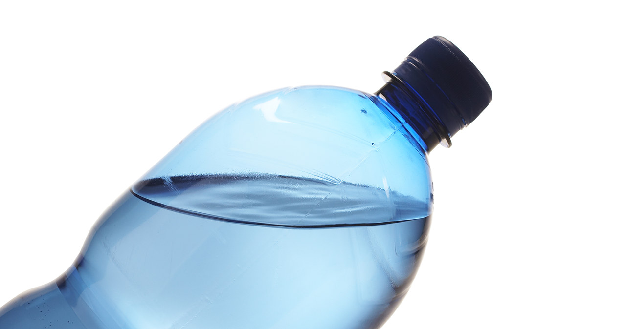Czy woda butelkowana zawiera szkodliwe substancje? /© Glowimages