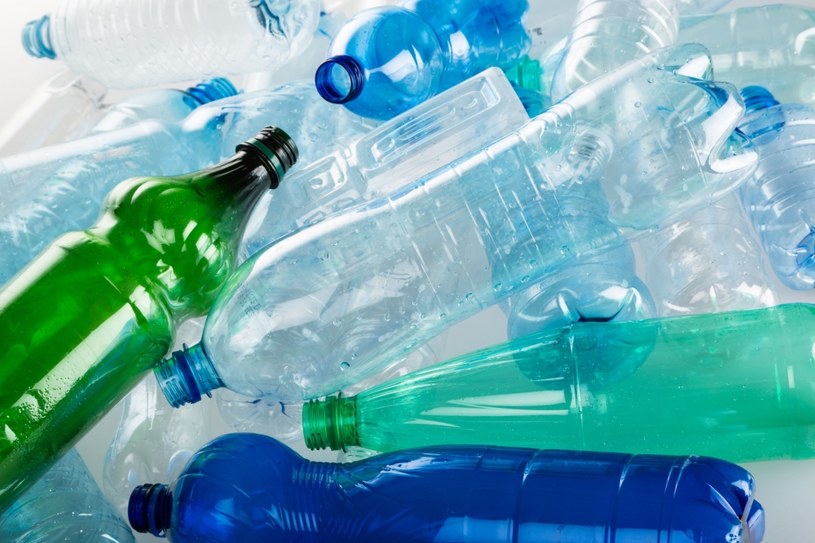 Czy woda w plastikowych opakowaniach jest świeża? /123RF/PICSEL