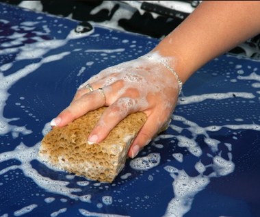 Czy wolno myć samochód na parkingu? A na własnej posesji?