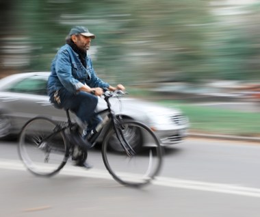 ​Czy wolno przekraczać linię ciągłą przy wyprzedzaniu rowerzystów?