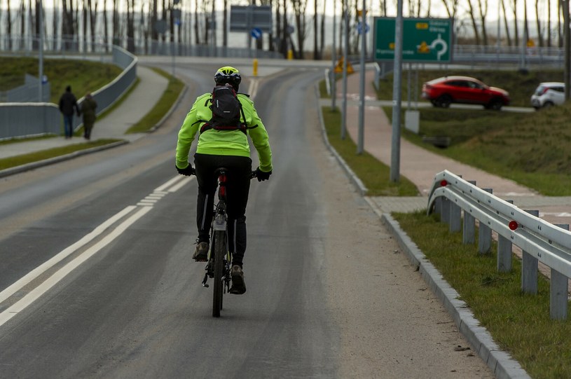 Czy wolno wyprzedzić rowerzystę na zakazie wyprzedzania? /Stanisław Bielski /East News