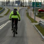 Czy wolno wyprzedzić rowerzystę na zakazie wyprzedzania?