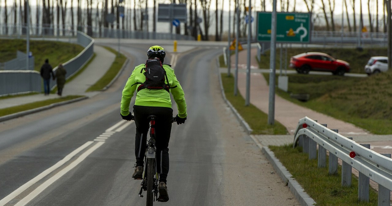 Czy wolno wyprzedzić rowerzystę na zakazie wyprzedzania? /Stanisław Bielski /East News
