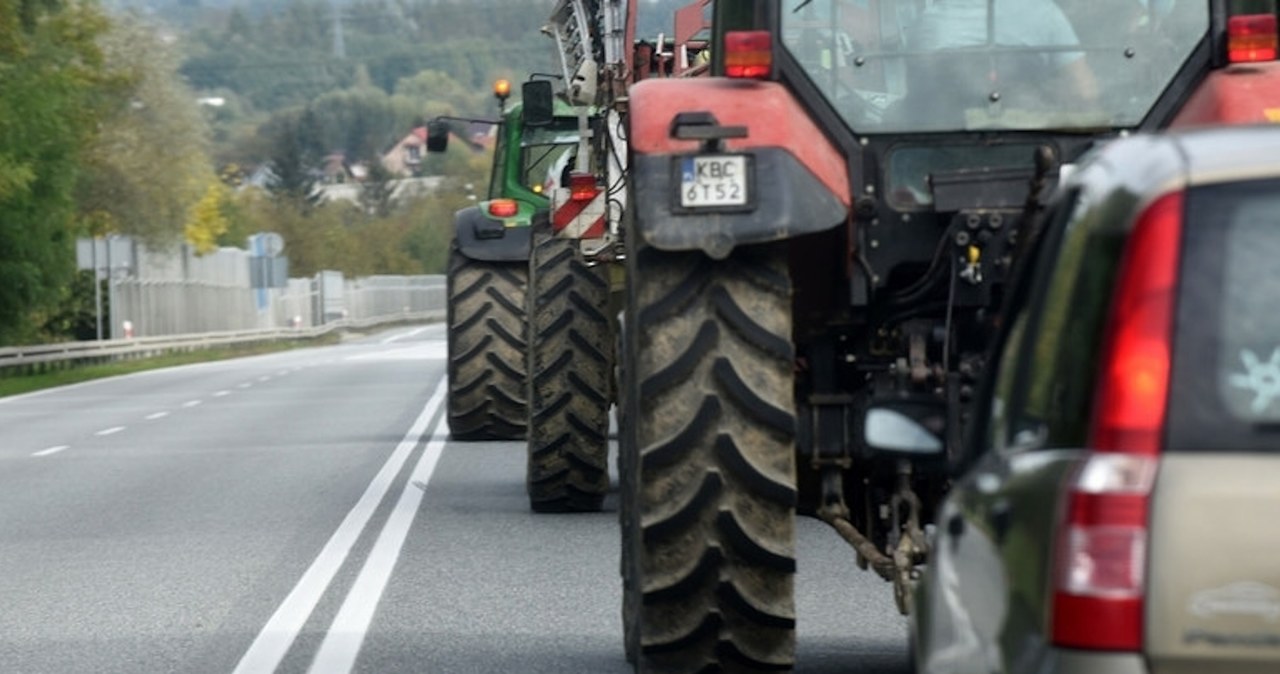 Czy wolno wyprzedzić traktor na ciągłej linii? /Marek Lasyk  /Reporter