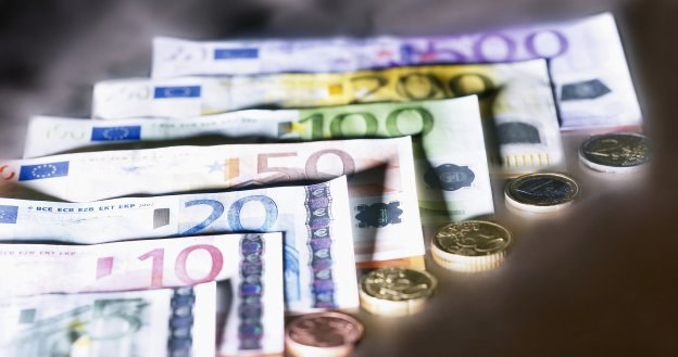 Czy wprowadzenie euro będzie korzystne dla polskiej gospodarki i konsumentów? /&copy; Bauer