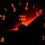 Czy wysokie obroty niszczą silnik? Prawda o kręceniu na czerwone pole