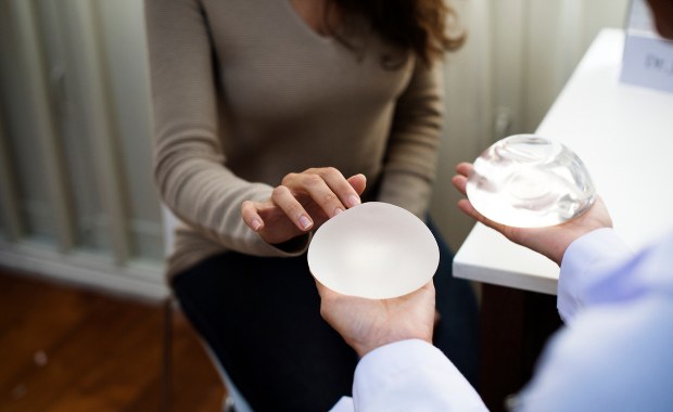 Czy z implantem piersi można latać samolotem?