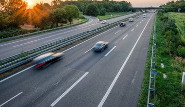 Czy za jazdę środkowym pasem dostanę mandat? Ten przepis budzi emocje kierowców