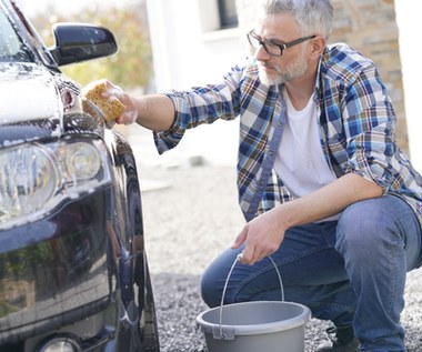 Czy za mycie auta na własnym podwórku można dostać mandat? Tak. To nie żart