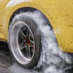 Czy za pisk opon można stracić prawo jazdy? Nowe przepisy od 30 marca