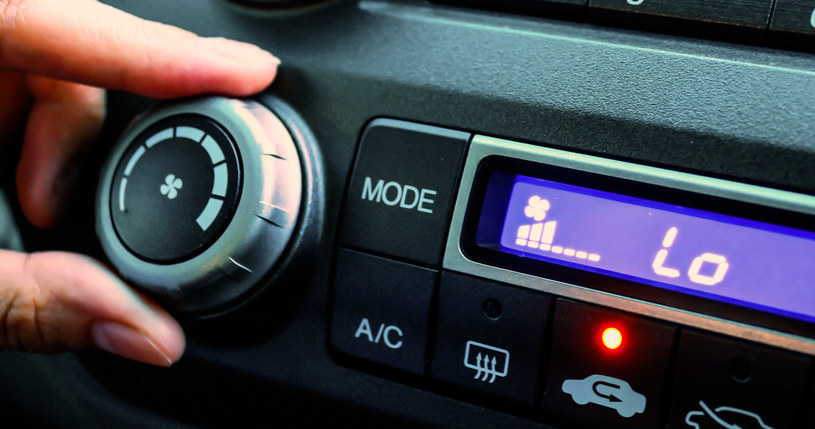 Czy za włączoną klimatyzację w samochodzie można dostać mandat? /123RF/PICSEL