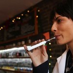 Czy zakazywać e-papierosów w miejscach publicznych? Czym jest bierne e-palenie?