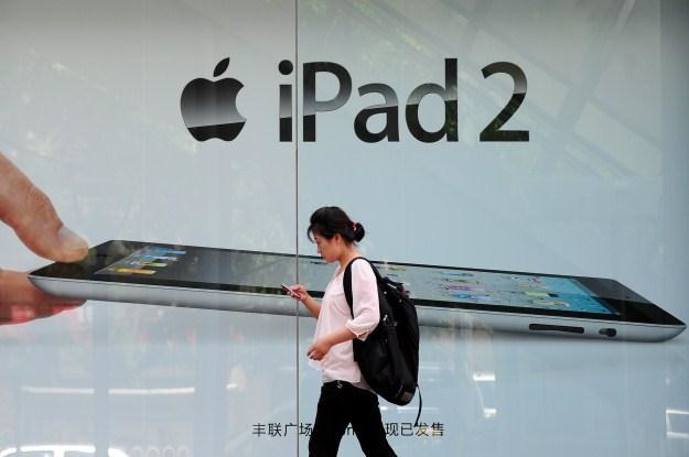 Czy zamiast zupełnie nowego iPada 3 ujrzymy ulepszoną "dwójkę"? /AFP