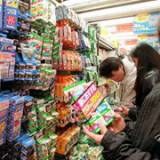 Czy zdarzyło Ci się zobaczyć na paragonie cenę wyższą niż na półce sklepowej? /AFP