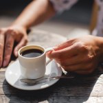 Czy zdrowo jest pić kawę w upały? Lekarze zalecają ostrożność jednej grupie osób