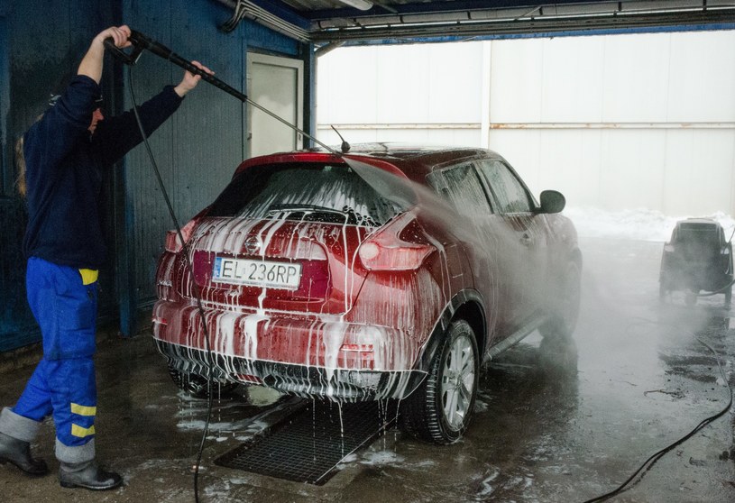 Czy zimą należy myć samochód? /ANDRZEJ ZBRANIECKI /East News