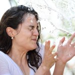 Czy "zimna woda zdrowia doda"? Tak oblewanie się w śmigusa dyngusa wpływa na zdrowie