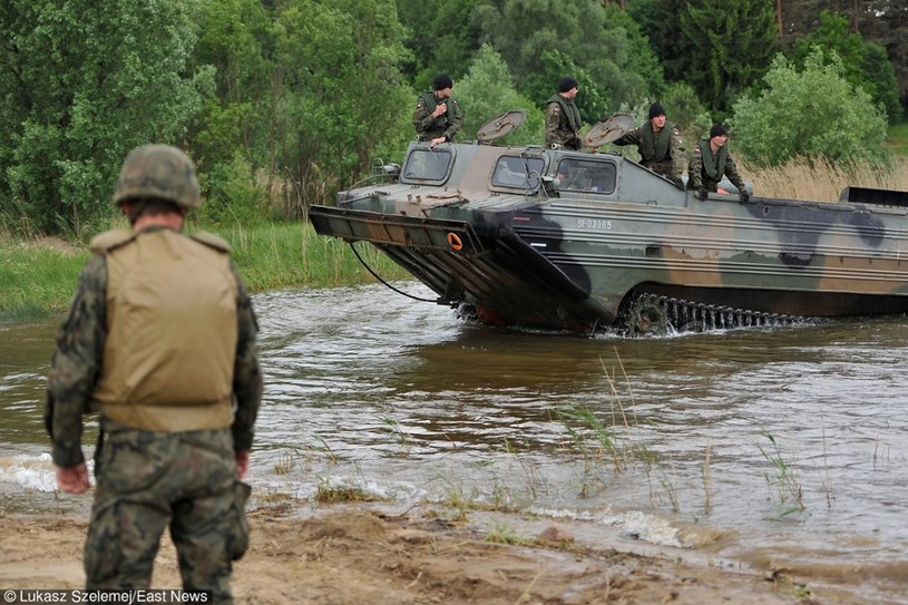 Czy żołnierze Obrony Terytorialnej otrzymają sprzęt z rezerw Wojska Polskiego? /East News