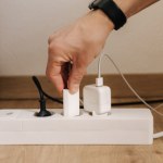 Czy zostawiać ładowarkę w gniazdku? Ekspert rozwiewa wątpliwości