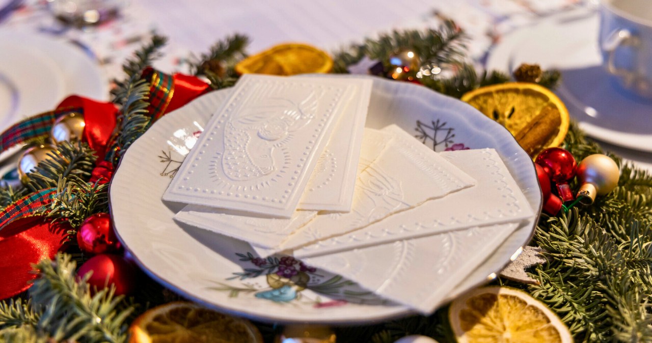 Czy zwierzęta mogą jeść opłatek? /ARKADIUSZ ZIOLEK/East News /East News