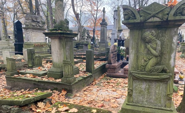 Czym czyścić nagrobki? Mistrz kamieniarski wyjaśnia