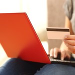 Czym karta kredytowa różni się od karty debetowej i którą lepiej wybrać? 