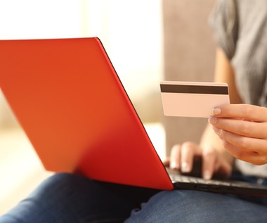 Czym karta kredytowa różni się od karty debetowej i którą lepiej wybrać? 