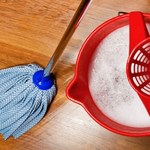 Czym myć podłogi?