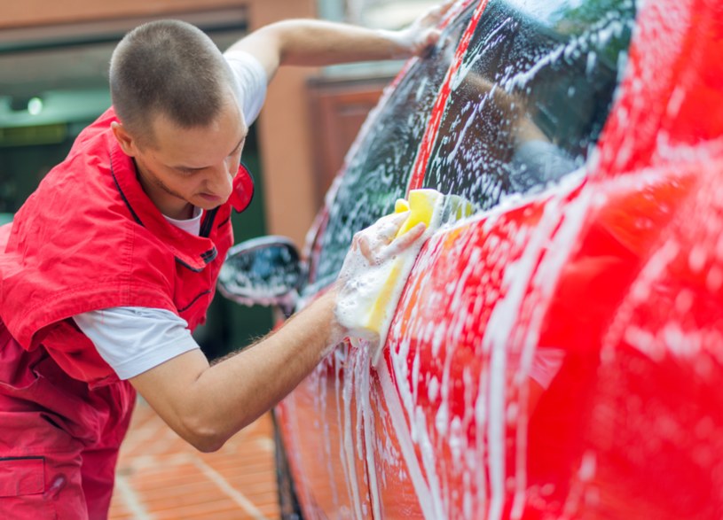 Czym myć samochód? Na pewno nie tym – o ile nie chcesz wydać tysięcy na jego lakierowanie. /Canva Pro /INTERIA.PL