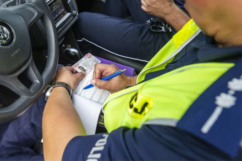 Czym różni się jazda bez prawa jazdy od jazdy bez uprawnień? /Stanisław Bielski/Reporter /East News