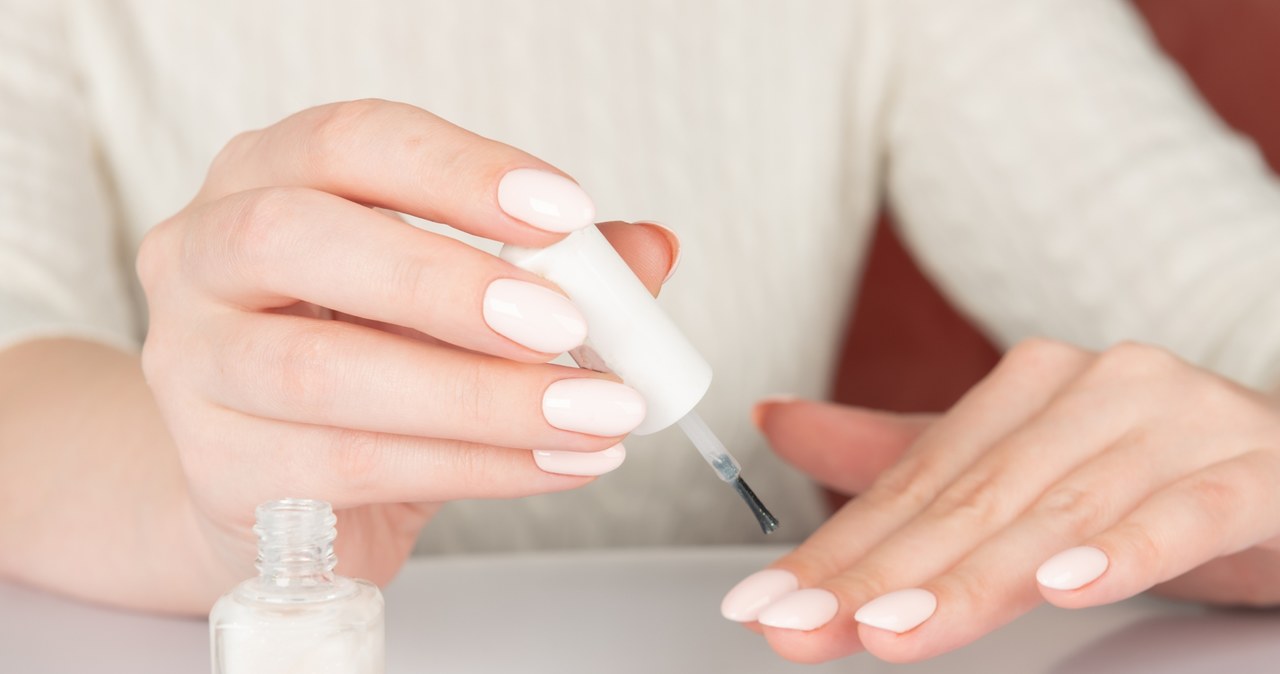 Czym są milkshake nails? Poznaj manicure w mlecznym kolorze, który podbija trendy /123RF/PICSEL