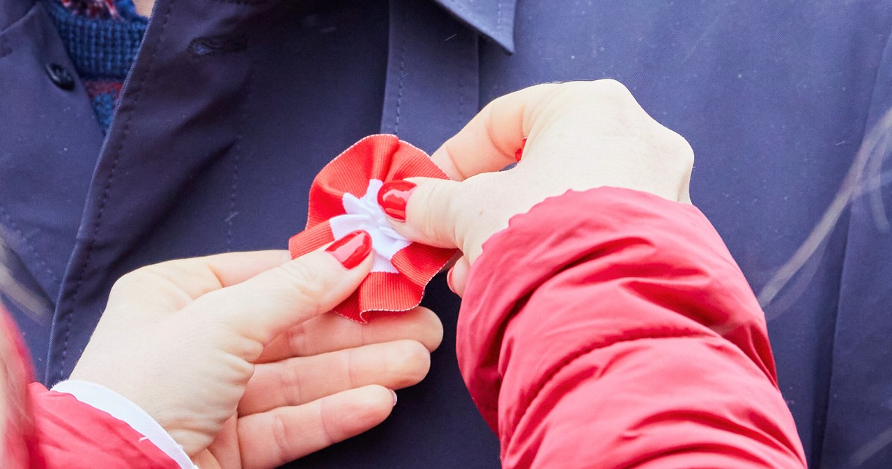 Czym się różni kotylion od kokardy narodowej? /JACEK KOSLICKI / FotoNews / Forum /Agencja FORUM